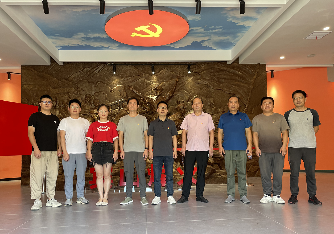 接受红色教育 服务小微企业