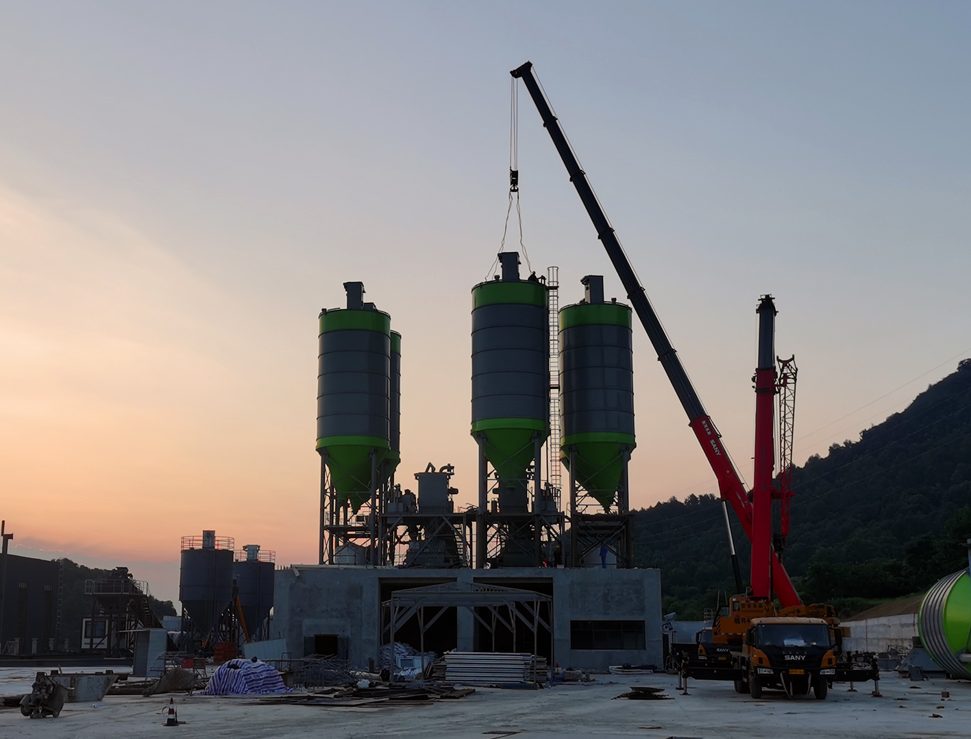 “砼”心合力齐奋进  挑灯夜战抢工期