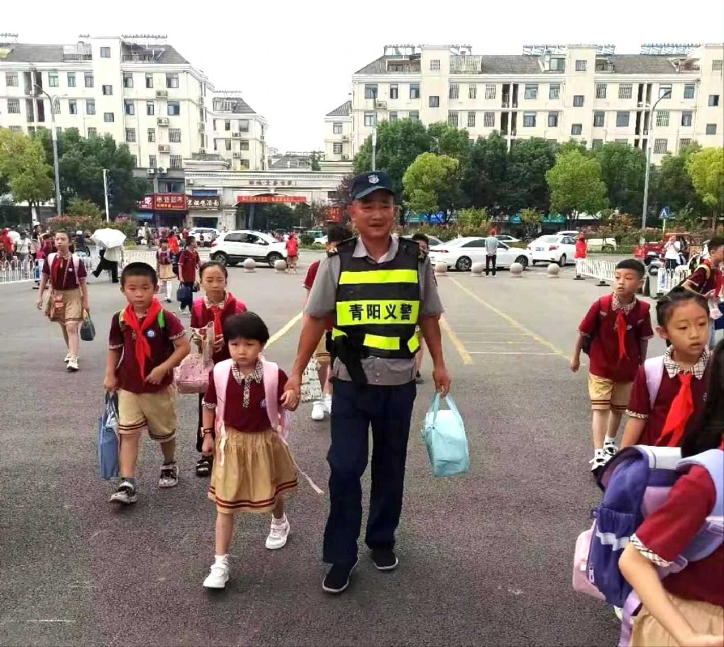 点亮开学季  守好“校园岗”