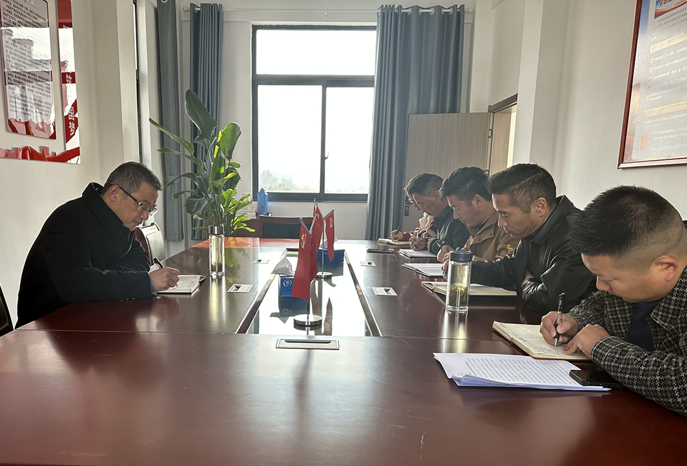 施国华率队到宏港建材公司开展“四下基层”工作调研