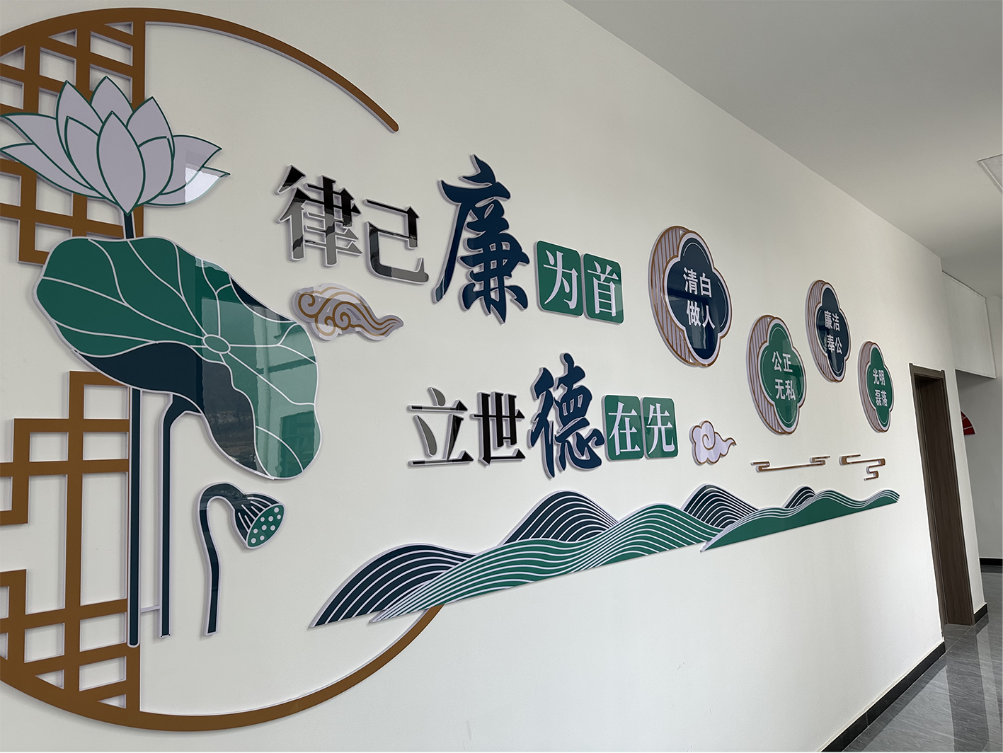 廉风拂上墙 润人细无声