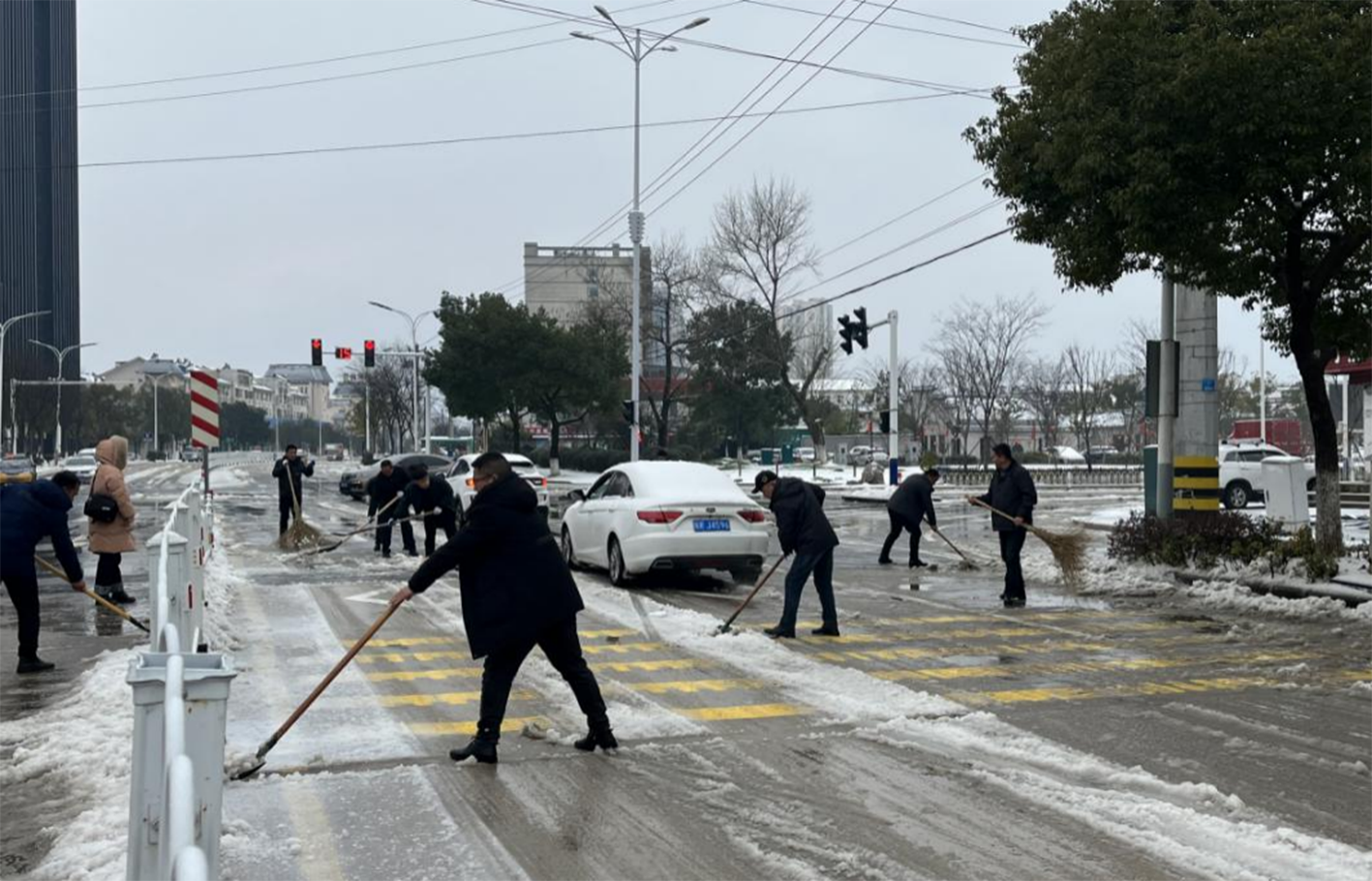 寒天扫雪除冰忙  志愿行动暖心安