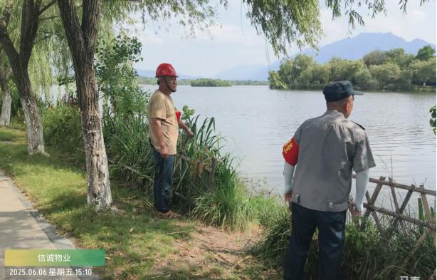 烈日下的坚守，守护小区的安全与美好